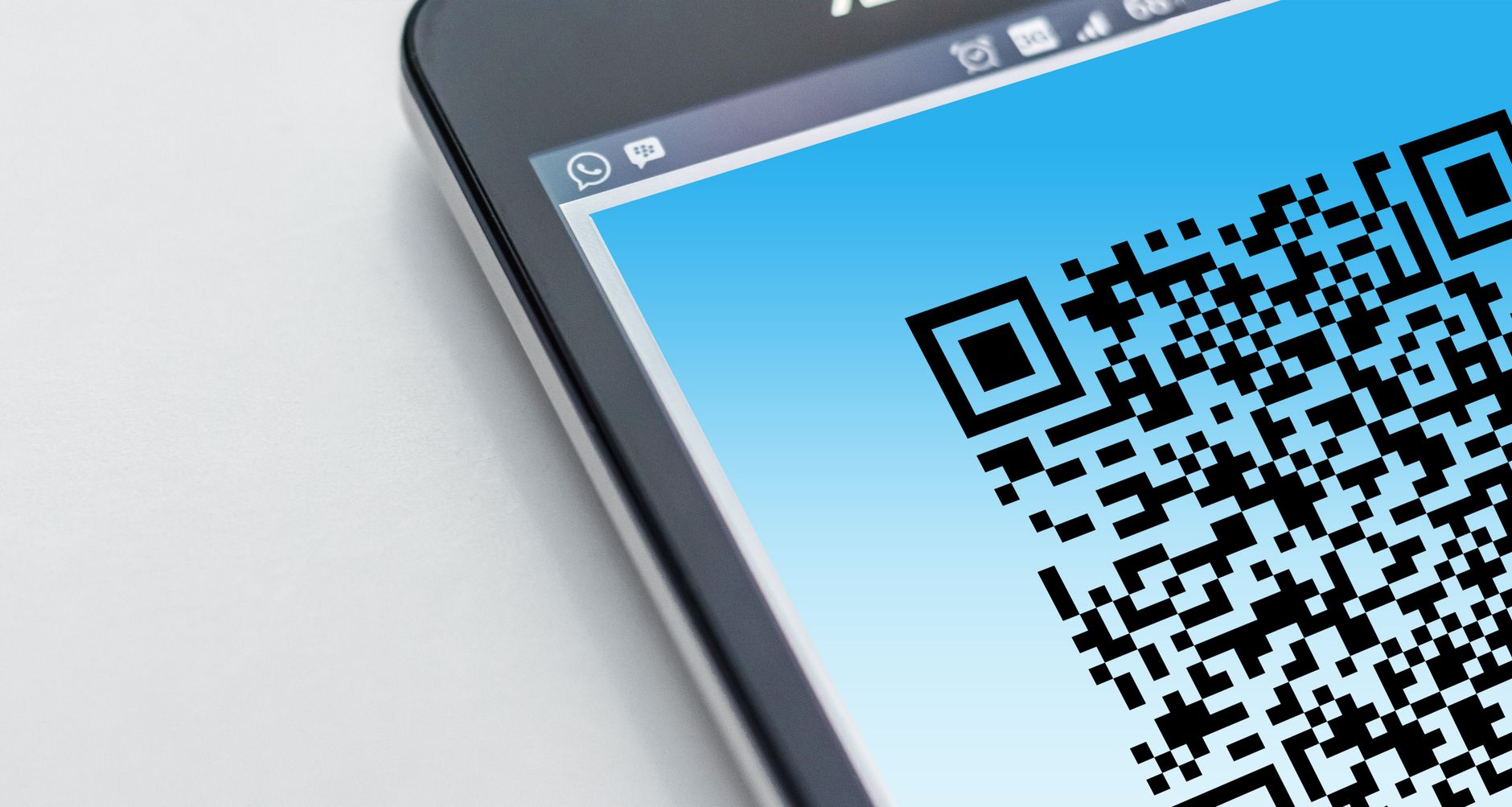 스마트폰 화면의 QR 코드