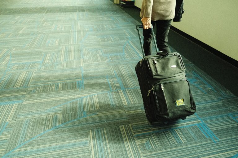 공항 터미널을 걷는 여행자